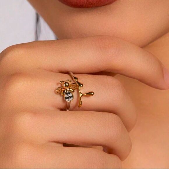 Adjustable Fashion Bee Ring - Picture 3 of 11